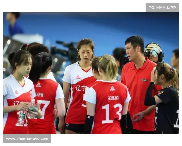 中国女排场边战术指导引发热议 精湛安排彰显教练智慧与战略眼光