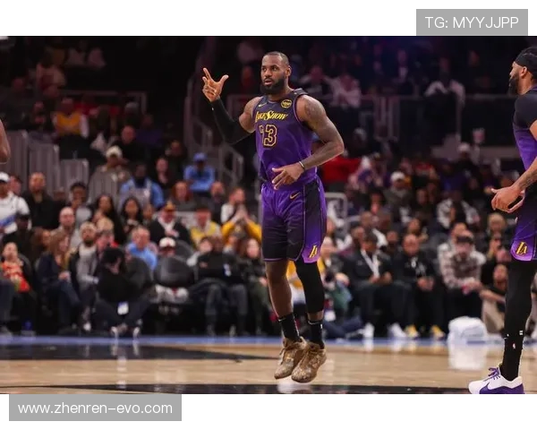 詹姆斯分享更衣室团结时刻全面彰显团队精神凝聚力量无限魅力迸发