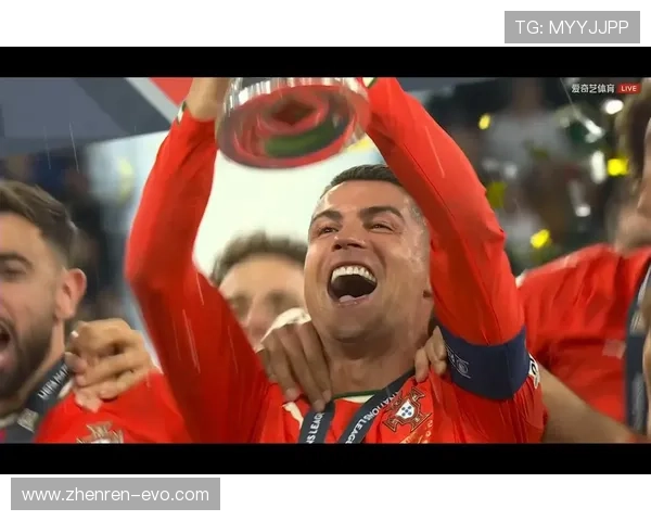 葡萄牙队喜迎欧国联冠军 C罗被众将围中庆祝辉煌时刻